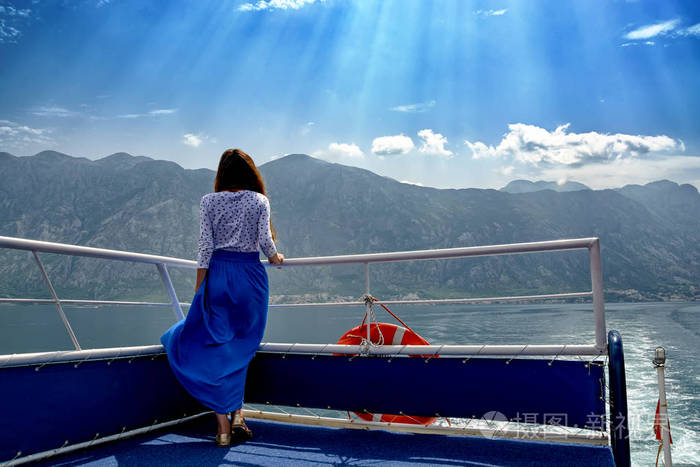船边上的女孩在海上航行