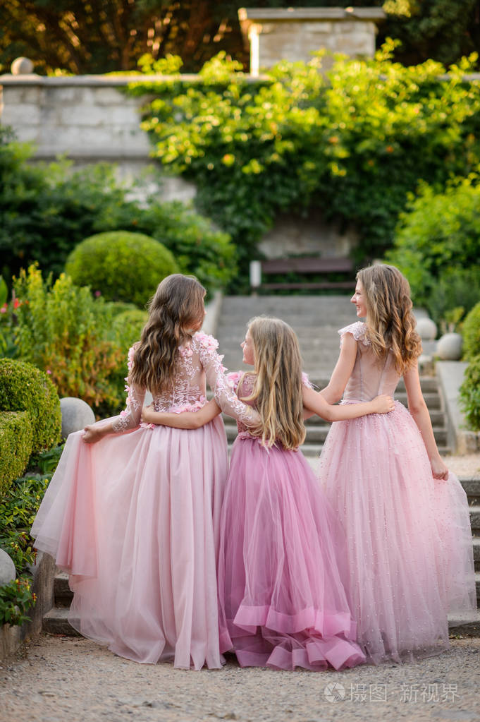 美丽的年轻女孩穿着漂亮的衣服户外.儿童伴娘