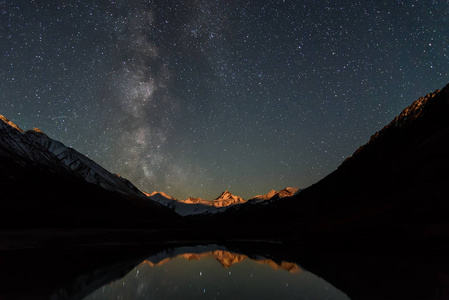 令人惊叹的夜晚景观与星空, 银河银河越过雪山, 山峰照亮从月出和倒影在湖