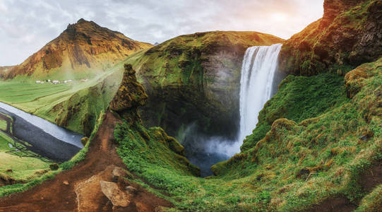 大瀑布 Skogafoss 在冰岛南部的 Skogar 镇附近