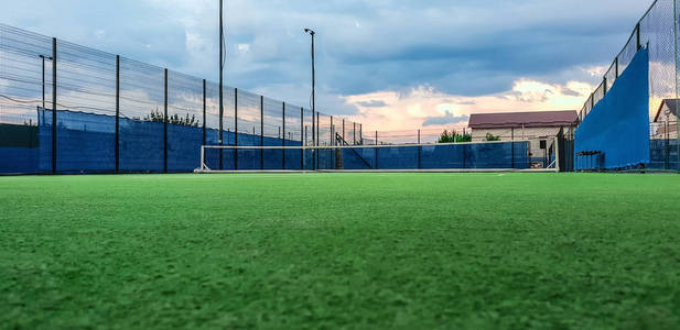 背景下网球场上的职业女性网球选手在公共公园的网球场上阳光照射草地