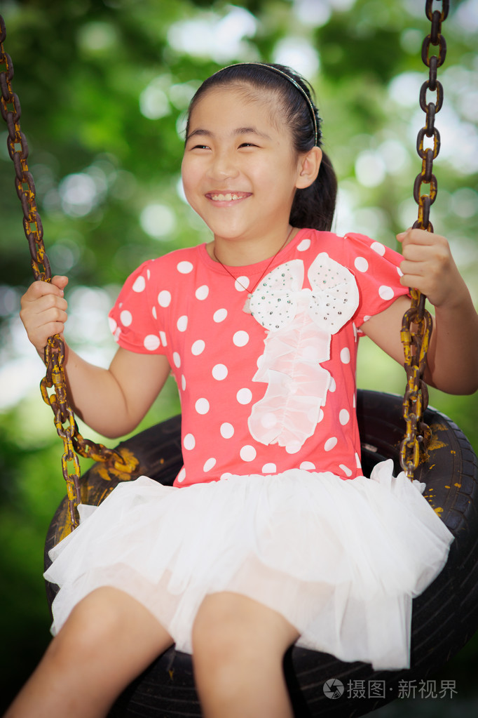 荡秋千的小女孩