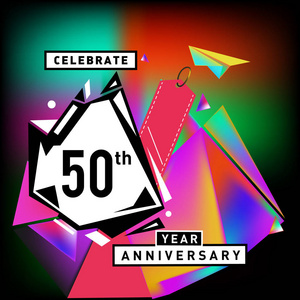 第五十周年贺卡与丰富多彩的背景。几何彩色背景上的生日 logo