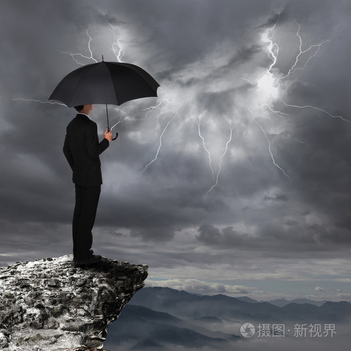 伞商务男人看暴雨云