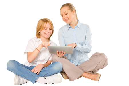 母亲和儿子坐在地板上用白色表现力上孤立的平板电脑