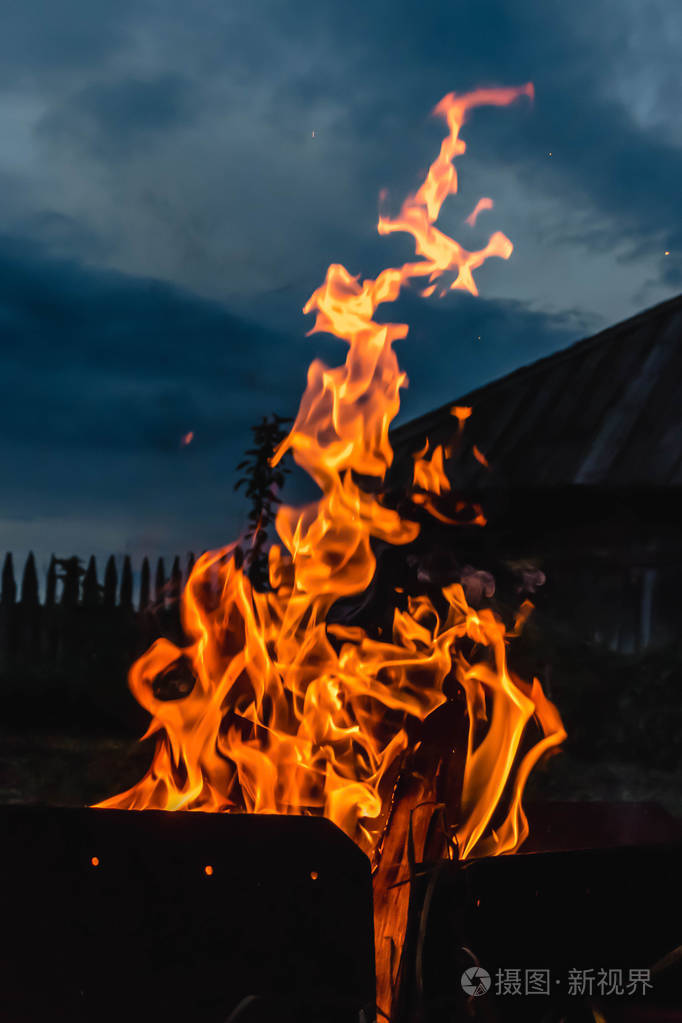 巨大的火, 巨大的篝火附近的棚屋, 村庄, 一列火焰爆发到天空