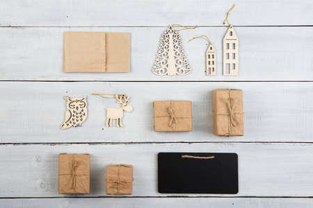 圣诞装饰木桌礼品盒, 猫头鹰, 鹿, 房子, 树与文本复制空间