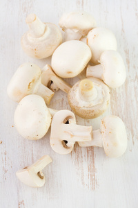 桌上的蘑菇