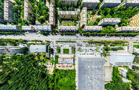 与空中城市景观 十字路口 道路 房屋 建筑物 公园及停车场。阳光灿烂的夏天全景图像