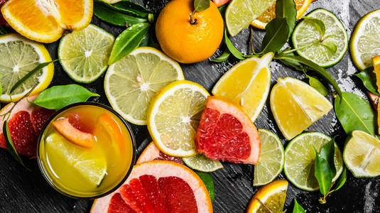 果汁从柑橘类水果葡萄柚 橙 橘子 柠檬，石灰玻璃