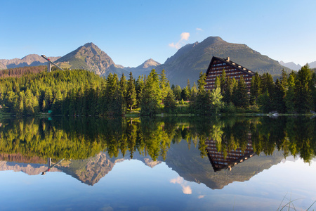 斯洛伐克山湖在 tatrastrbskepleso