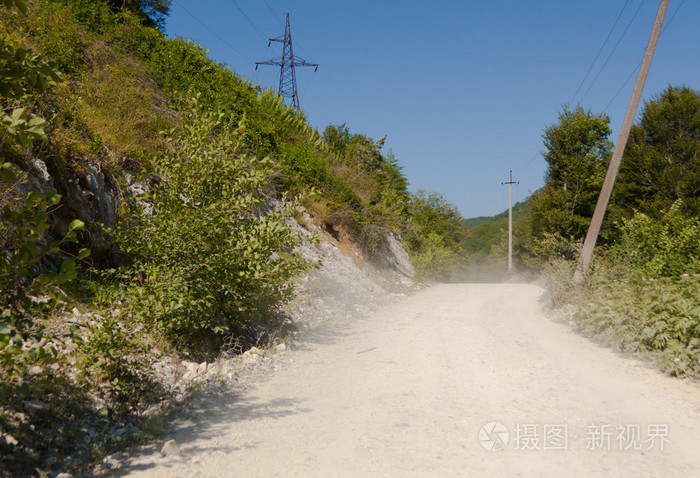 山中道路尘土飞扬