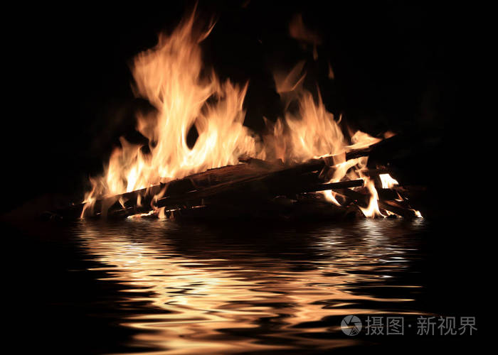 水面上燃烧沉船残骸的明亮火焰照片-正版商用图片067396-摄图新视界