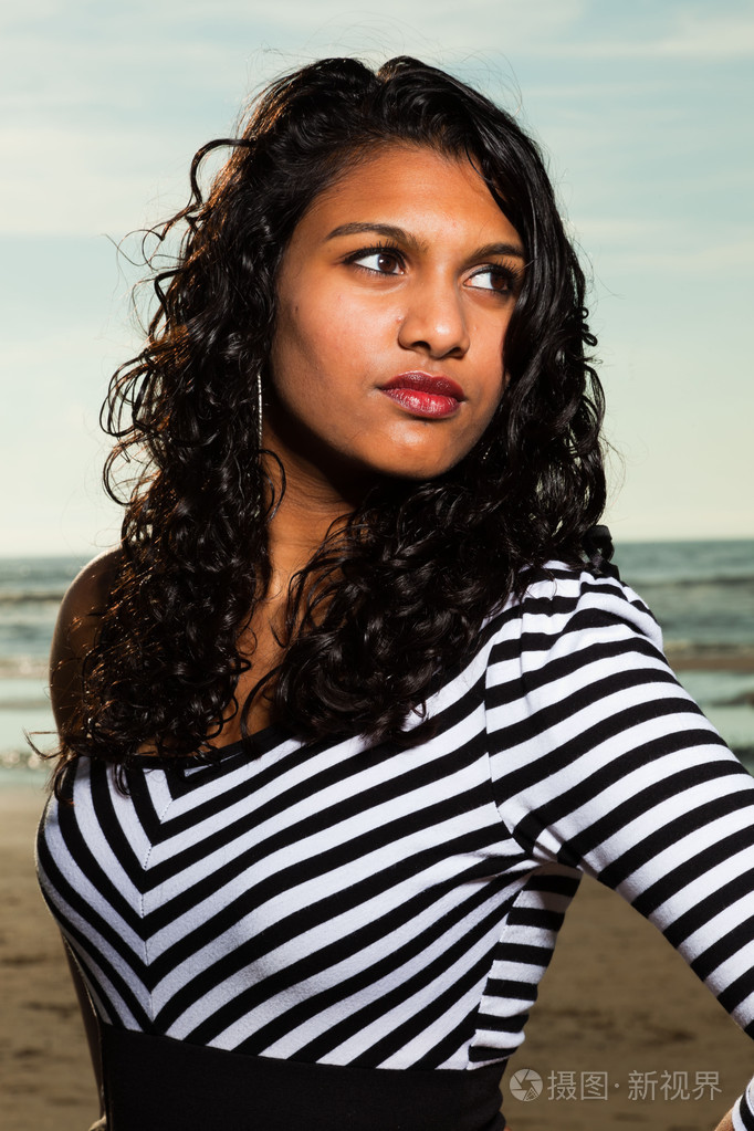 夏季海滩上长头发的漂亮印度女孩