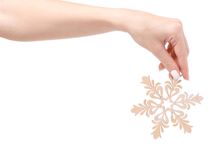 圣诞节装饰在手上的圣诞树上的木制雪花