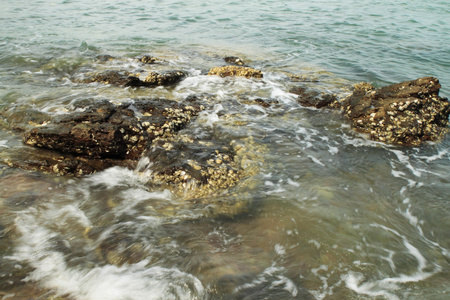 海浪和石头