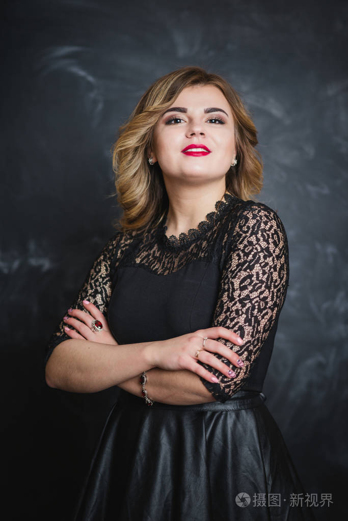 黑色背景下的金发女郎肖像