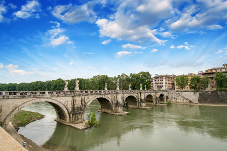 意大利罗马。美丽的景色的台伯河与著名的桥