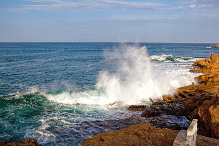 海浪拍打着岩石