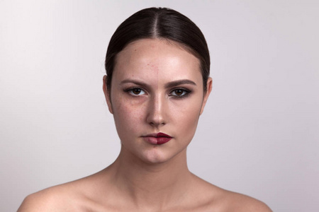 脸的一侧有化妆的女人, 脸的第二面没有化妆.化妆前后照片