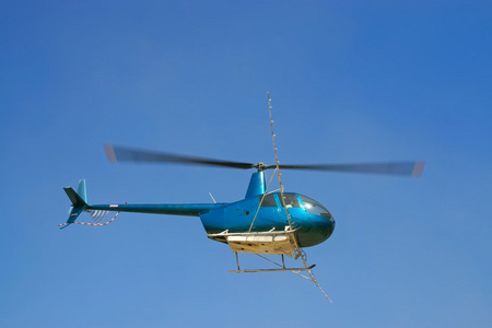 低空低空飞行的直升机照片