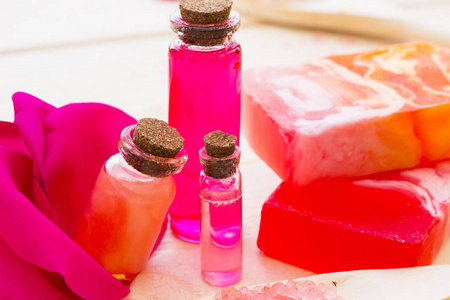 温泉和健康设置与玫瑰花, 海盐, 油在一个瓶子上木旧背景特写