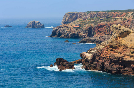 夏季大西洋海岸葡萄牙阿尔加维。