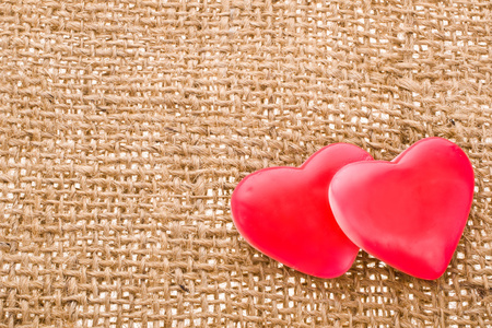 两颗红色爱心图片