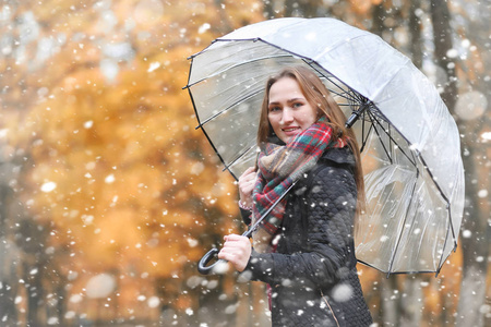 第一次下雪时公园里的女孩