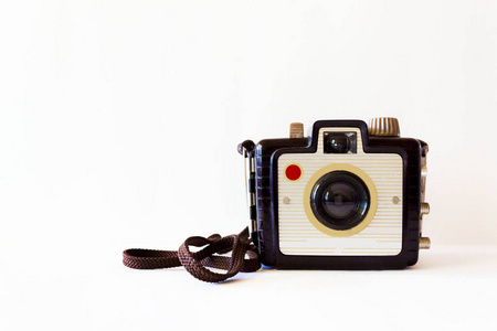 二十世纪五十年代老式照相机塑料身体与织品肩带。手动摄像机, 手动设置和单焦点