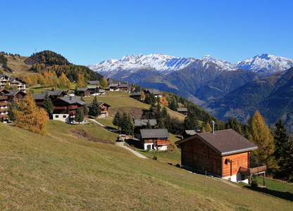 从 Riederalp，瑞士的阿尔卑斯山的视图。秋天的场景