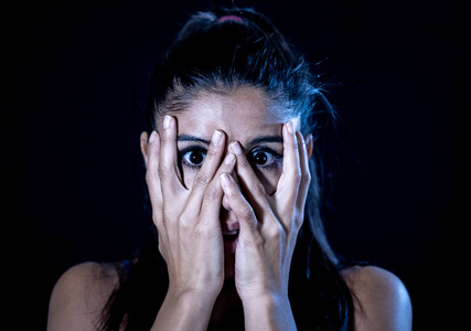 特写肖像吓坏了年轻有吸引力的拉丁女人看着她的手指在面部表情和人类