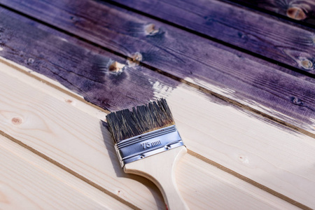 漆木表面. 地板的修复和修复.复制空间.木墙上的清漆笔划照片
