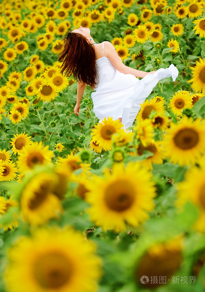快乐的女孩之间向日葵