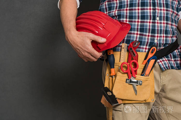 工人持有安全帽和工具箱