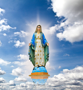 圣母玛利亚雕像在背景