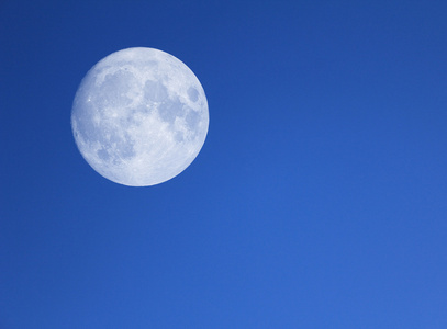 大蓝色夜空中的月亮图片