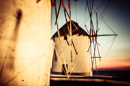 希腊米克诺斯岛上的风车的细节