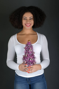 女人装饰圣诞树