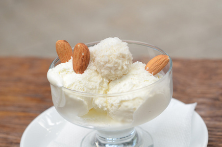 香草冰淇淋的椰子 杏仁和拉斐尔在一个透明的碗中