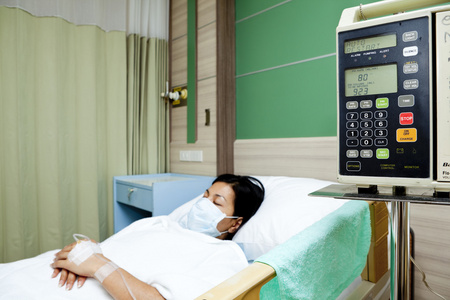 在医院的房间里睡觉躺在病床上打点滴睡觉的女人老人睡觉, 而医生检查