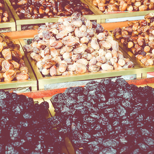 坚果和干果在 fes，摩洛哥的露天市场出售