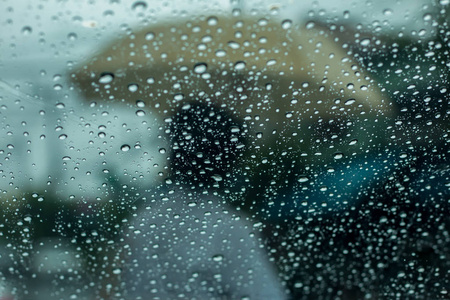 挡风玻璃背景下的雨滴