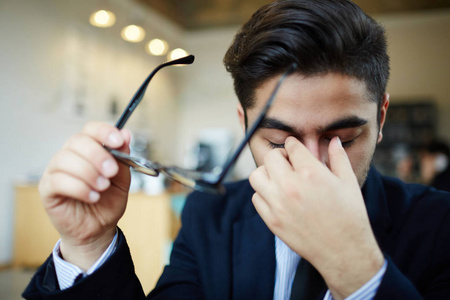 带眼镜的有压力或疲倦的人