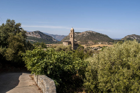 科西嘉 第十六世纪圣马丁教堂的全景 Patrimonio, 一个小镇的高级科西嘉, 四周是绿色的山丘和葡萄园