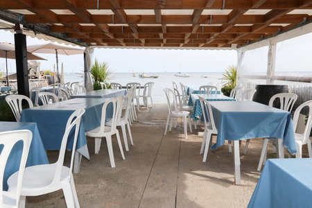 位于法国西南的阿卡松盆地海滩边缘的餐厅露台