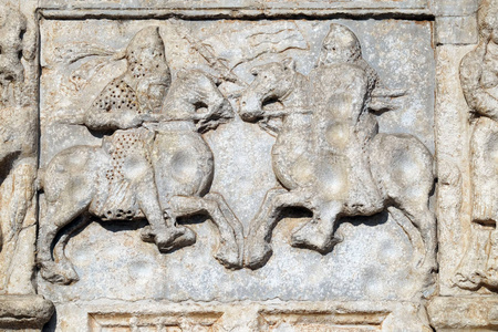 骑士与长矛和盾牌战斗马背, 中世纪救济圣芝诺教堂的门面在意大利维罗纳