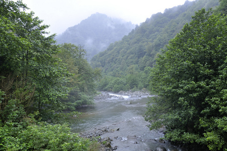 山区河流风景图片