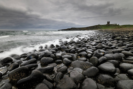 在英格兰北部诺森伯兰海岸的 Dunstanburgh 城堡