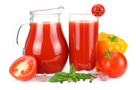 番茄汁, 在白色背景查出的番茄, 大蒜, 香料和罗勒玻璃壶